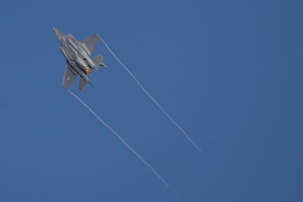 The Best Places To Watch Heritage Flight Training In Tucson (And Why It’s Worth Seeing) 6 f 35 burner trails